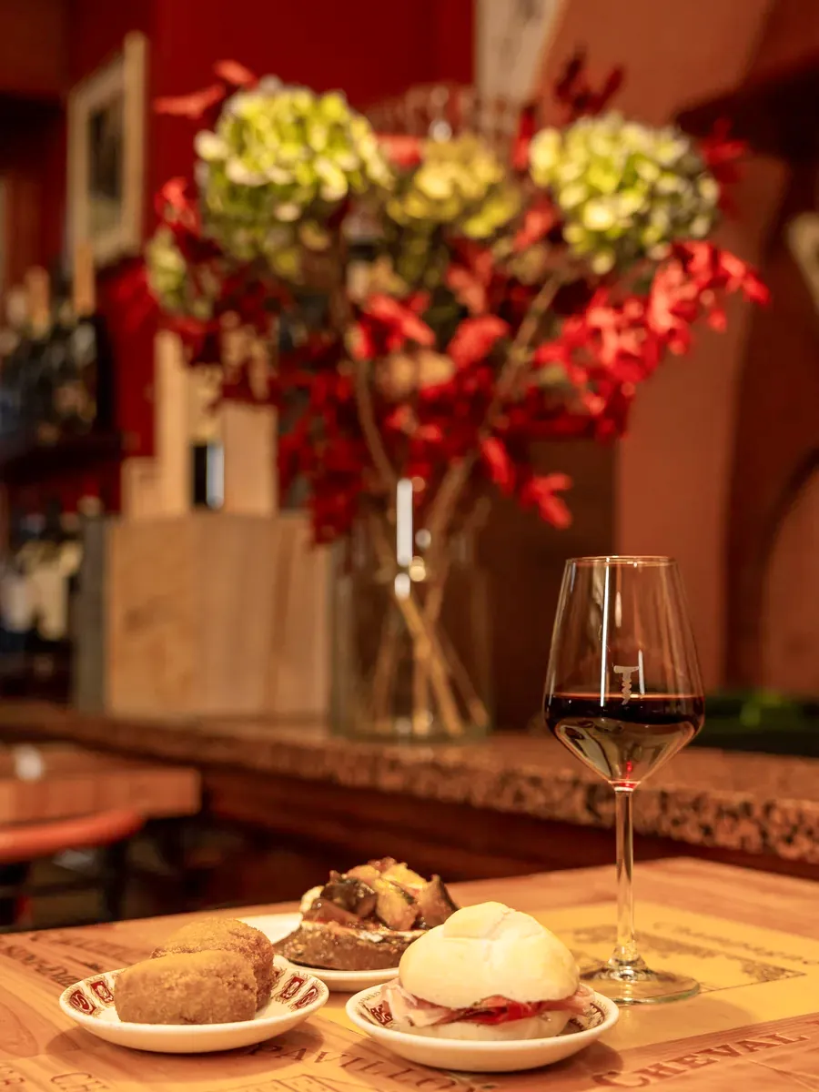 Calice di vino nell’atmosfera calda e intima del locale